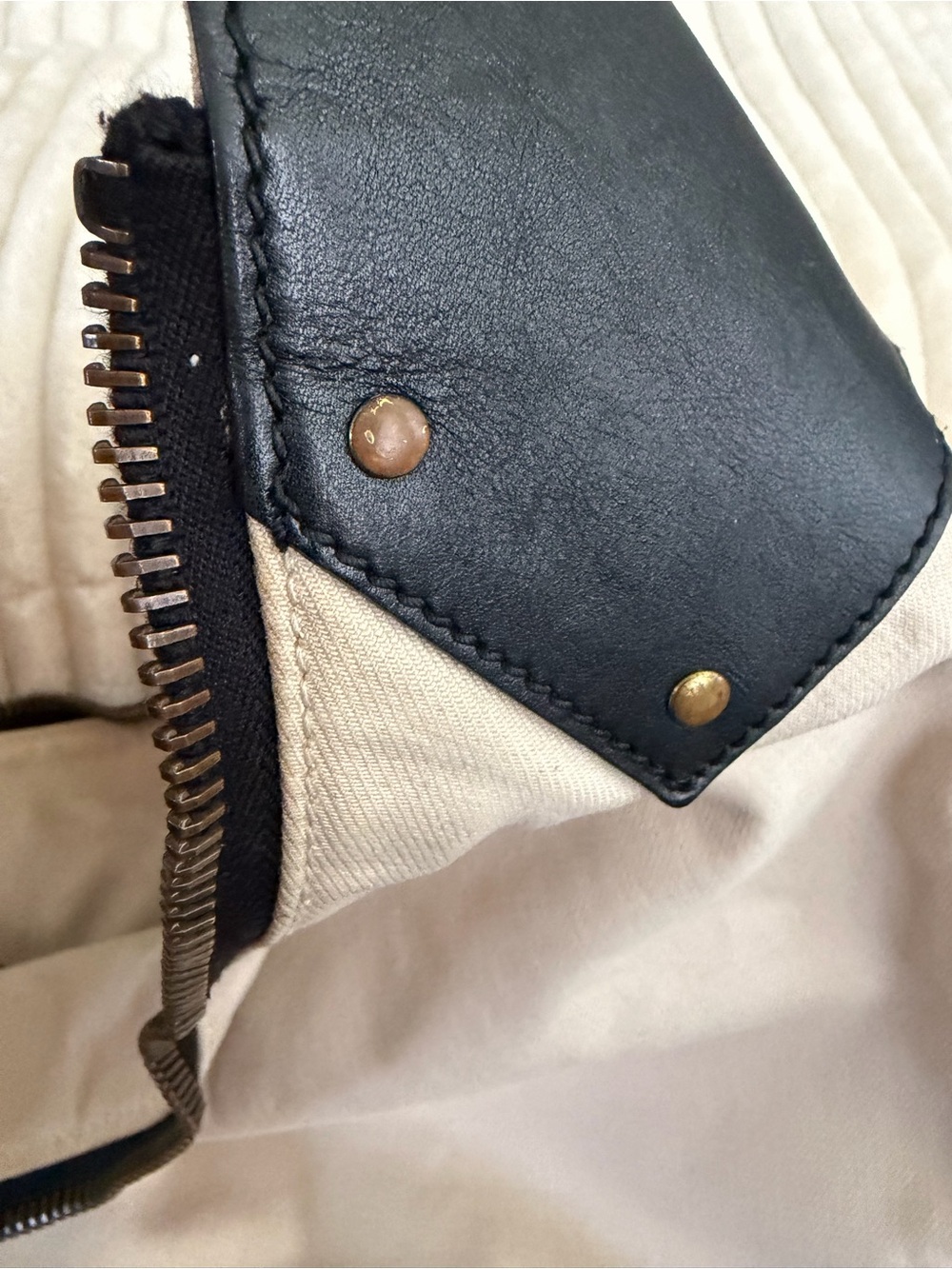 Gucci Cream Canvas Shoulder Bag with Leather Trim and Gold Hardware - Picture 4 of 12